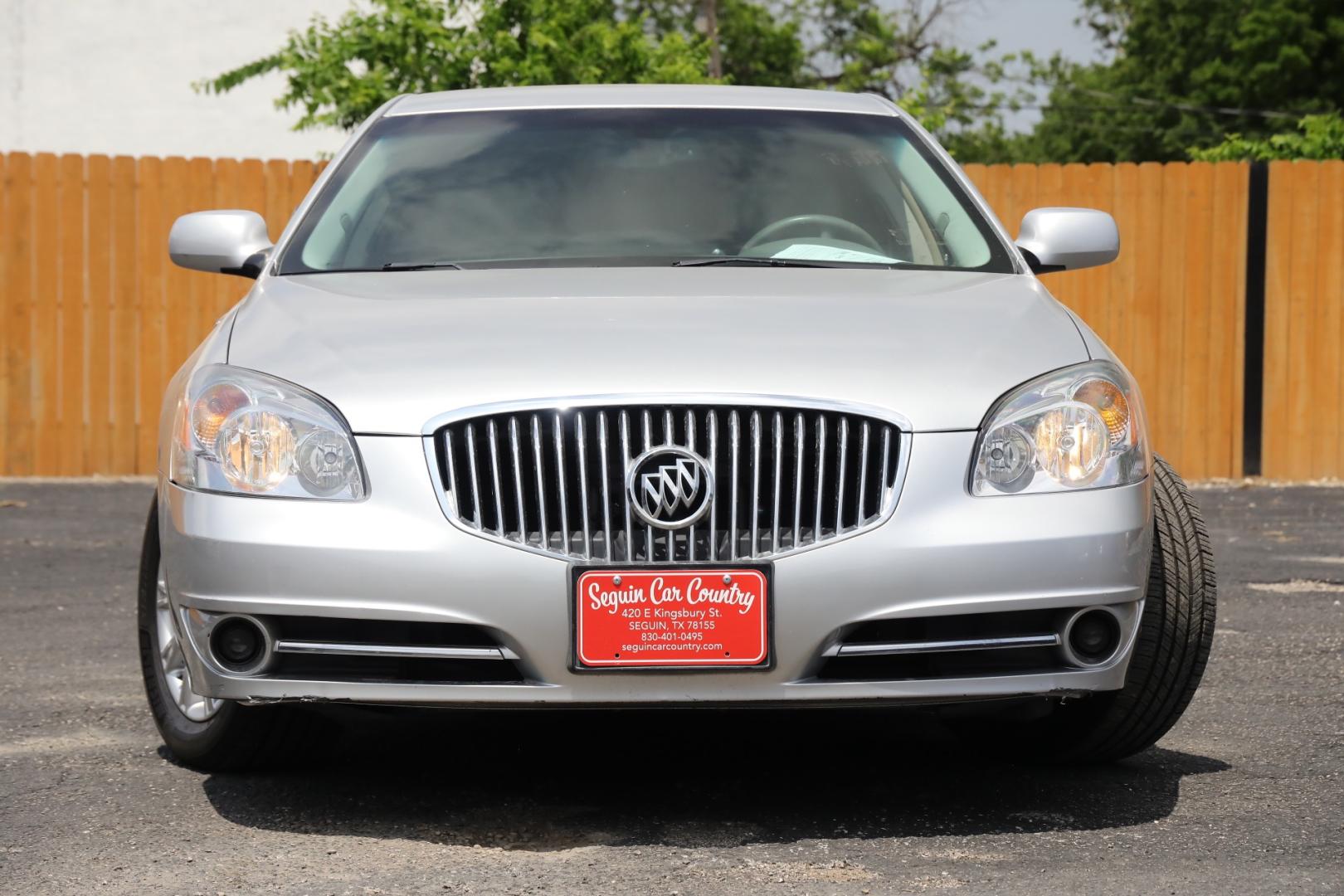 2011 SILVER BUICK LUCERNE CXL (1G4HC5EM1BU) with an 3.9L V6 OHV 12V engine, 4-SPEED AUTOMATIC transmission, located at 420 E. Kingsbury St., Seguin, TX, 78155, (830) 401-0495, 29.581060, -97.961647 - Photo#1